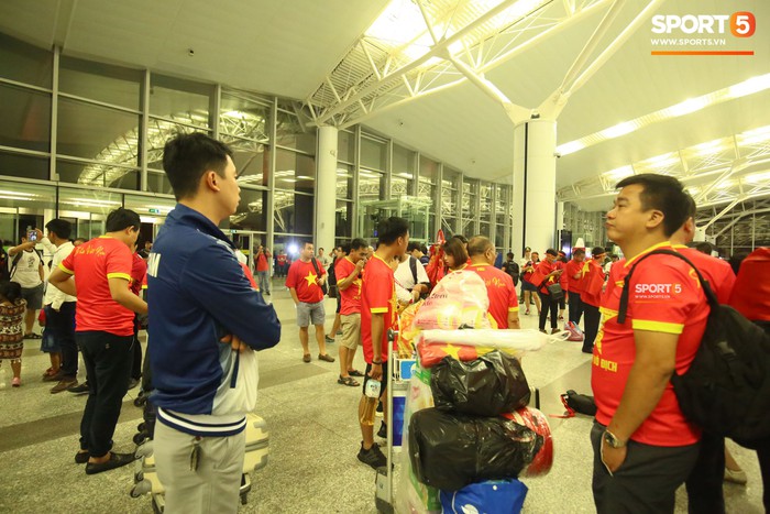 Cổ động viên phủ đỏ sân bay, sẵn sàng tiếp lửa thầy trò HLV Park Hang-seo tại Indonesia - Ảnh 2.