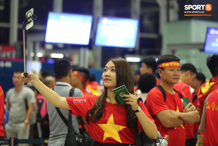 Cổ động viên phủ đỏ sân bay, sẵn sàng tiếp lửa thầy trò HLV Park Hang-seo tại Indonesia - Ảnh 6.
