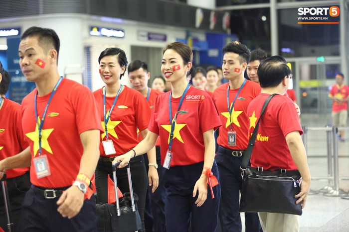 Cổ động viên phủ đỏ sân bay, sẵn sàng tiếp lửa thầy trò HLV Park Hang-seo tại Indonesia - Ảnh 8.