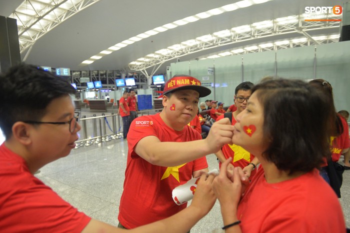 Cổ động viên phủ đỏ sân bay, sẵn sàng tiếp lửa thầy trò HLV Park Hang-seo tại Indonesia - Ảnh 7.