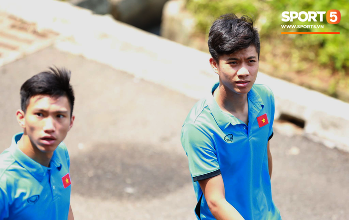 Olympic Việt Nam đi dạo thư thái trước trận gặp Hàn Quốc - Ảnh 6.