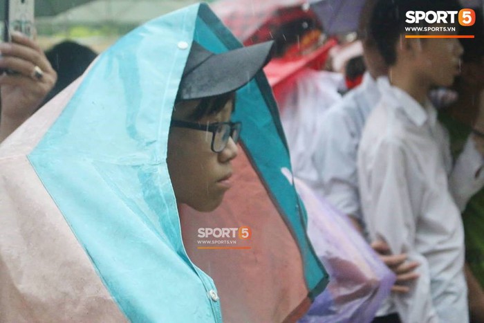 NHM tại quê nhà Văn Toàn đội mưa cổ vũ cho đội tuyển Olympic Việt Nam  - Ảnh 7.