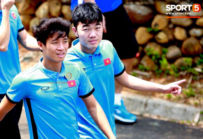 Olympic Việt Nam đi dạo thư thái trước trận gặp Hàn Quốc - Ảnh 8.