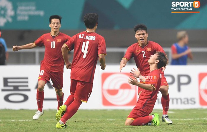 Minh Vương lập siêu phẩm sút phạt vào lưới thủ môn dự World Cup - Ảnh 5.