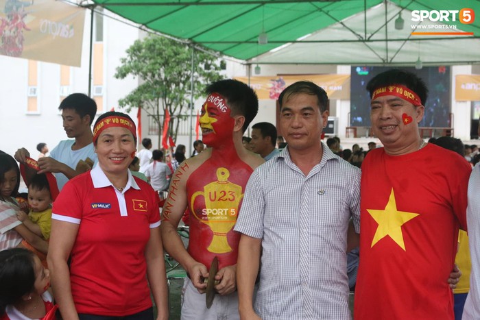 NHM tại quê nhà Văn Toàn đội mưa cổ vũ cho đội tuyển Olympic Việt Nam  - Ảnh 2.