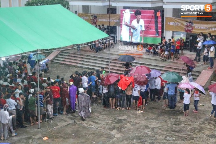 NHM tại quê nhà Văn Toàn đội mưa cổ vũ cho đội tuyển Olympic Việt Nam  - Ảnh 5.