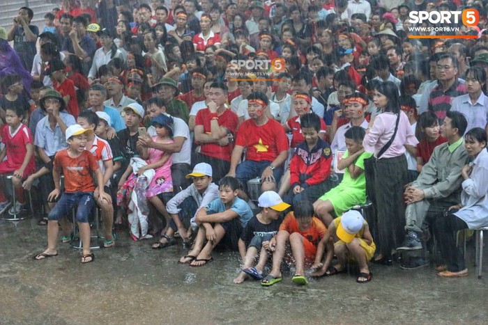 NHM tại quê nhà Văn Toàn đội mưa cổ vũ cho đội tuyển Olympic Việt Nam  - Ảnh 6.