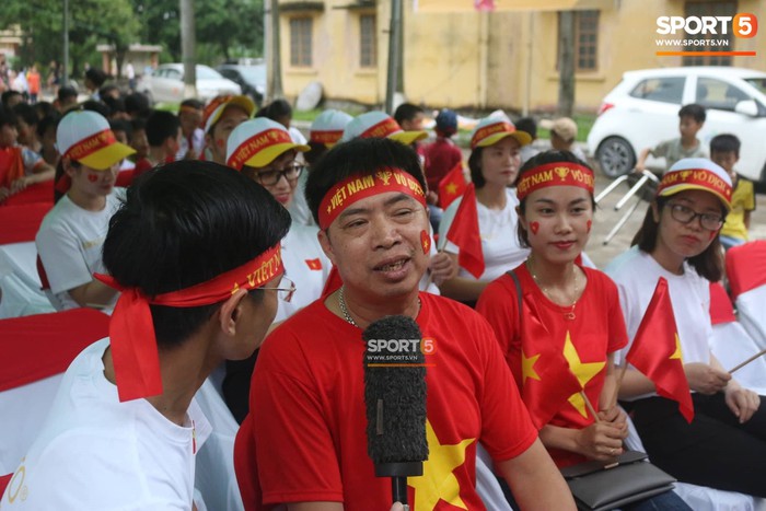 NHM tại quê nhà Văn Toàn đội mưa cổ vũ cho đội tuyển Olympic Việt Nam  - Ảnh 4.