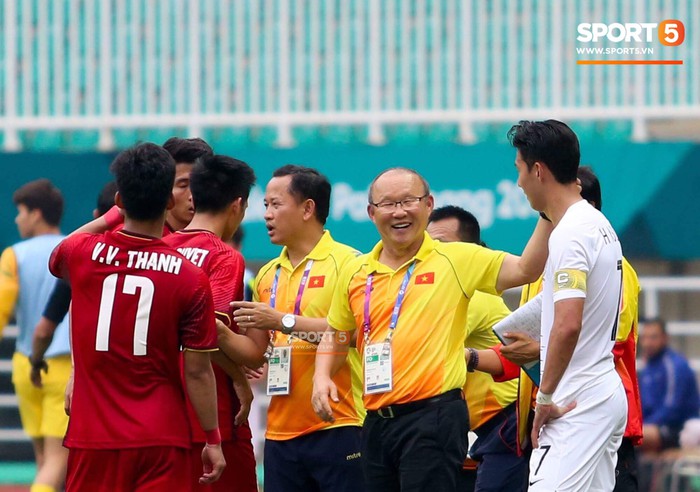 HLV Park Hang-seo phát hiện Son Heung Min rình rập nghe lén khi ông chỉ đạo Olympic Việt Nam - Ảnh 1.