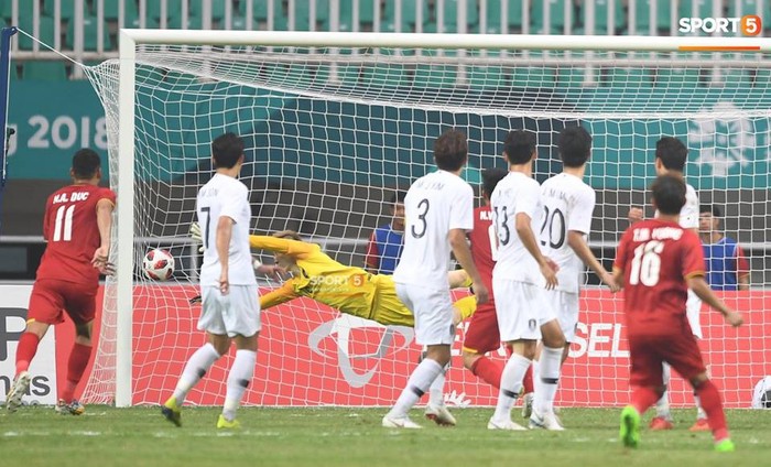 Minh Vương lập siêu phẩm sút phạt vào lưới thủ môn dự World Cup - Ảnh 4.