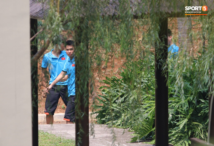 Olympic Việt Nam đi dạo thư thái trước trận gặp Hàn Quốc - Ảnh 5.