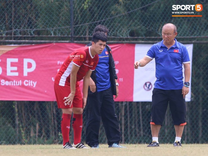 HLV Park Hang-seo lo lắng cho Đình Trọng trước thềm trận tranh hạng ba với Olympic UAE - Ảnh 2.