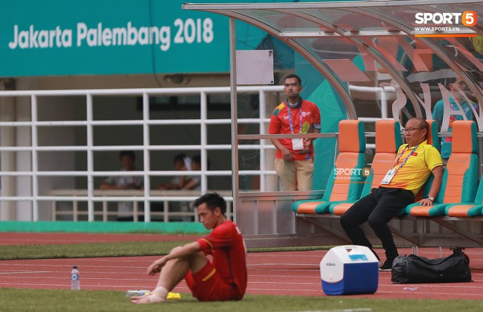 HLV Park Hang-seo lặng người sau loạt sút penalty cân não giữa Việt Nam và UAE - Ảnh 7.