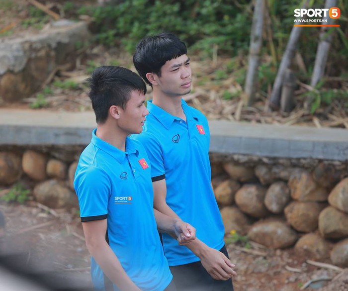 Đình Trọng băng bó chân, Olympic Việt Nam đi bộ nhẹ nhàng trước trận gặp Olympic UAE - Ảnh 3.