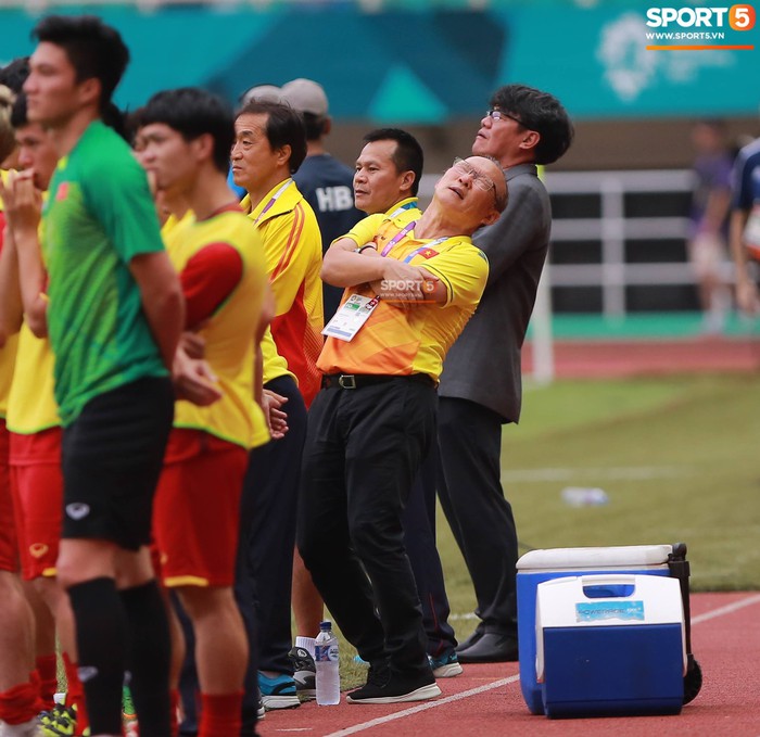 HLV Park Hang-seo lặng người sau loạt sút penalty cân não giữa Việt Nam và UAE - Ảnh 4.