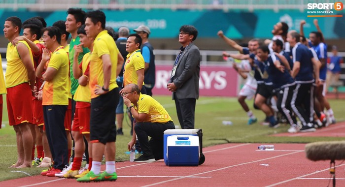 HLV Park Hang-seo lặng người sau loạt sút penalty cân não giữa Việt Nam và UAE - Ảnh 6.