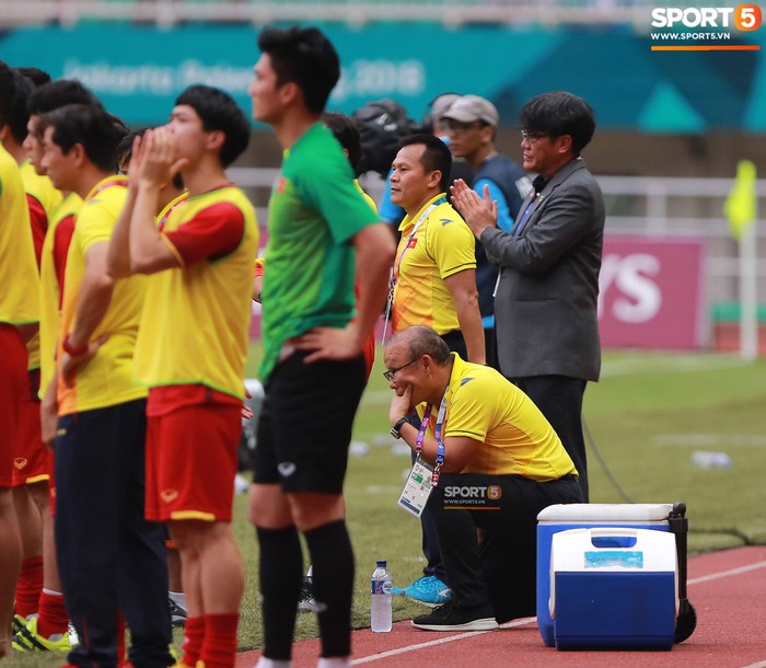 HLV Park Hang-seo lặng người sau loạt sút penalty cân não giữa Việt Nam và UAE - Ảnh 5.