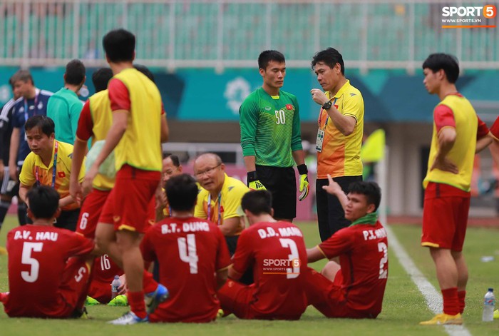 HLV Park Hang-seo lặng người sau loạt sút penalty cân não giữa Việt Nam và UAE - Ảnh 2.