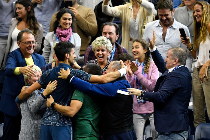 Khoảnh khắc Djokovic vô địch US Open, ôm chầm an ủi đối thủ gây xúc động - Ảnh 12.