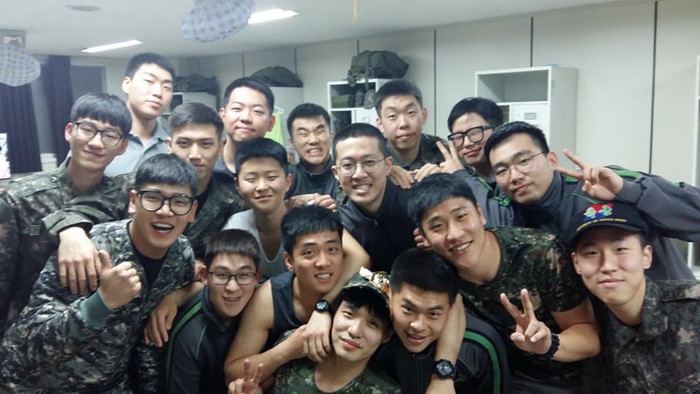 Trợ lý thầy Park nam tính trong trang phục quân đội Hàn Quốc - Ảnh 4.