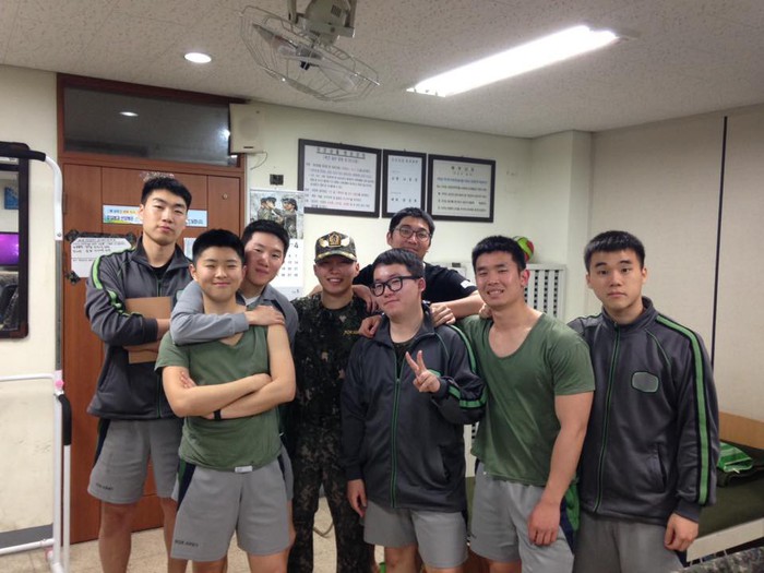Trợ lý thầy Park nam tính trong trang phục quân đội Hàn Quốc - Ảnh 5.