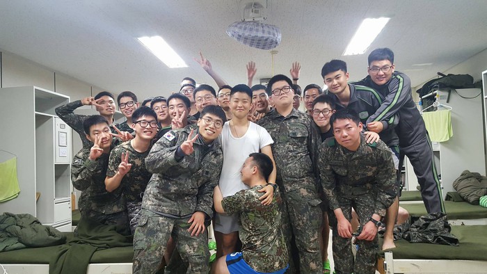 Trợ lý thầy Park nam tính trong trang phục quân đội Hàn Quốc - Ảnh 8.