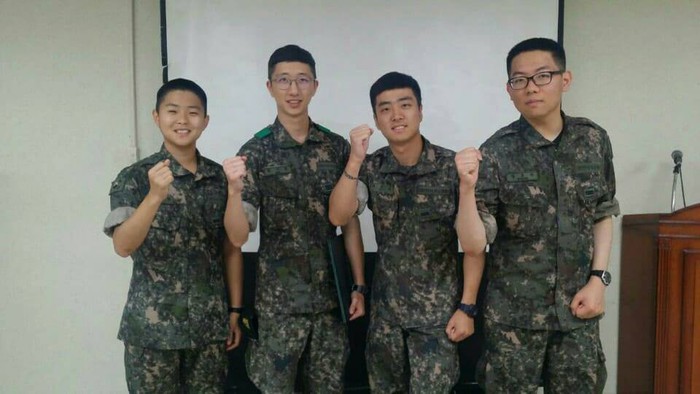 Trợ lý thầy Park nam tính trong trang phục quân đội Hàn Quốc - Ảnh 12.