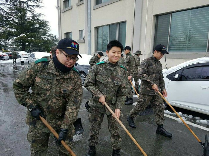 Trợ lý thầy Park nam tính trong trang phục quân đội Hàn Quốc - Ảnh 2.