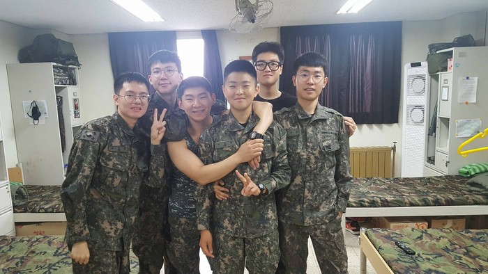 Trợ lý thầy Park nam tính trong trang phục quân đội Hàn Quốc - Ảnh 10.