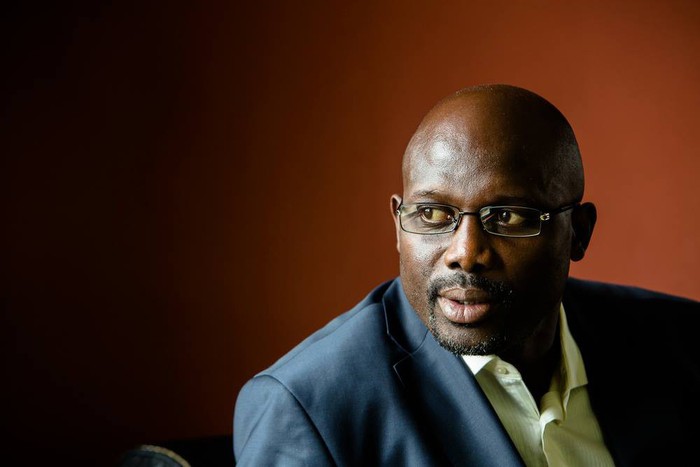 Tổng thống Liberia George Weah xỏ giày đá bóng ở tuổi 51 - Ảnh 2.