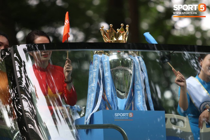 Chiếc Cup vô địch danh giá của giải Ngoại Hạng Anh diễu hành quanh đường phố Hà Nội - Ảnh 5.