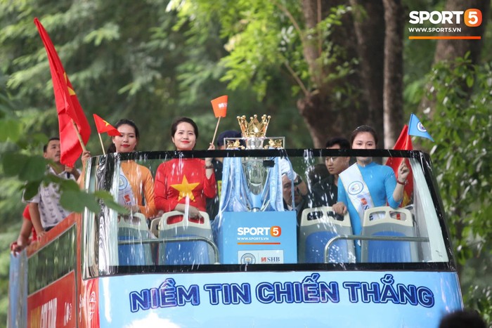 Chiếc Cup vô địch danh giá của giải Ngoại Hạng Anh diễu hành quanh đường phố Hà Nội - Ảnh 3.