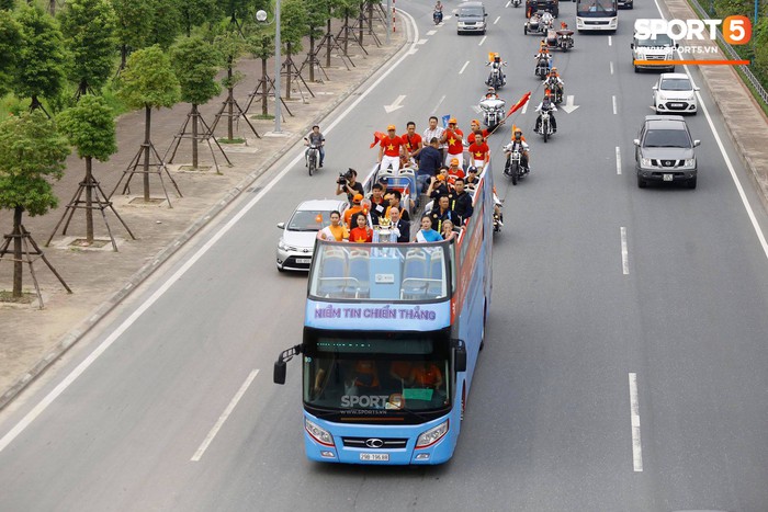 Chiếc Cup vô địch danh giá của giải Ngoại Hạng Anh diễu hành quanh đường phố Hà Nội - Ảnh 7.