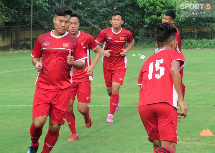 Cầu thủ bị gãy tay của U19 Việt Nam kịp bình phục trước ngày sang Qatar đá giao hữu - Ảnh 1.