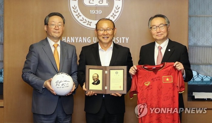 HLV Park Hang-seo nhận giải Thành tựu của đại học Hanyang - Ảnh 1.