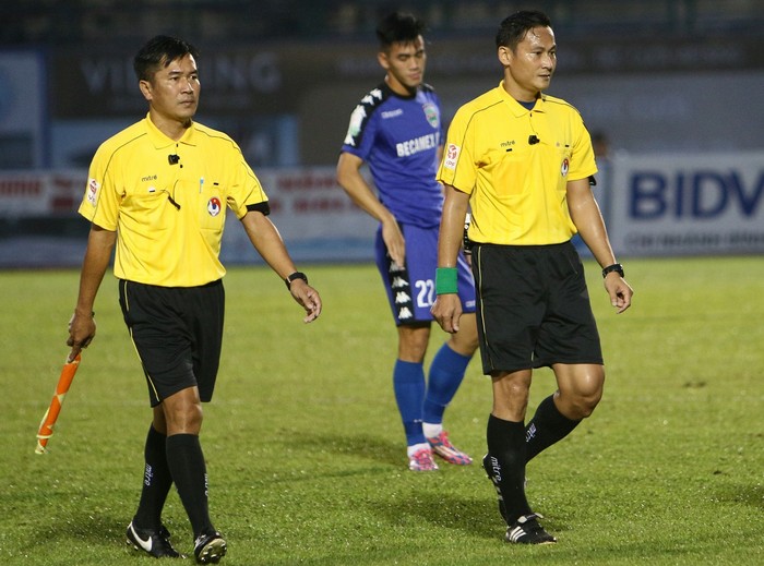 Trước khi quên rút thẻ đỏ, trọng tài Trần Văn Lập đã từng bị treo còi ở mùa giải 2017 - Ảnh 1.