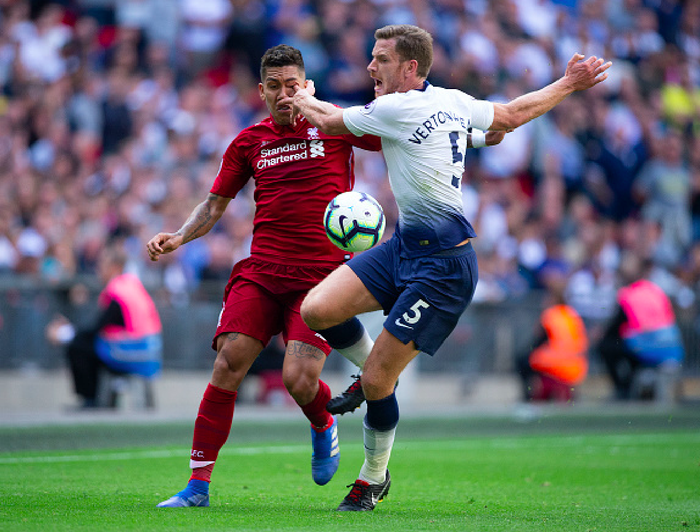 Rùng rợn khoảnh khắc trung vệ Tottenham chọc tay vào mắt tiền đạo Liverpool - Ảnh 3.
