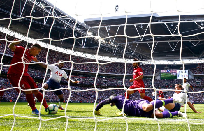 Rùng rợn khoảnh khắc trung vệ Tottenham chọc tay vào mắt tiền đạo Liverpool - Ảnh 8.