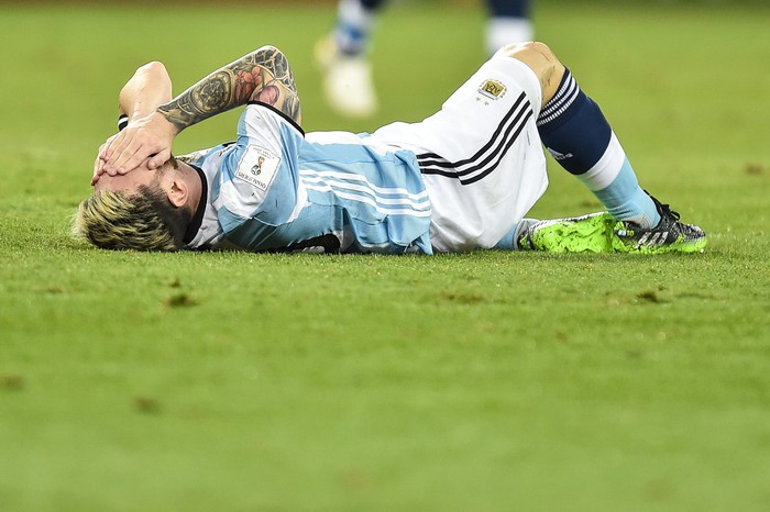 Tiết lộ: Messi từng khóc một mình trong đêm vì không thể giành cúp cùng Argentina - Ảnh 1.