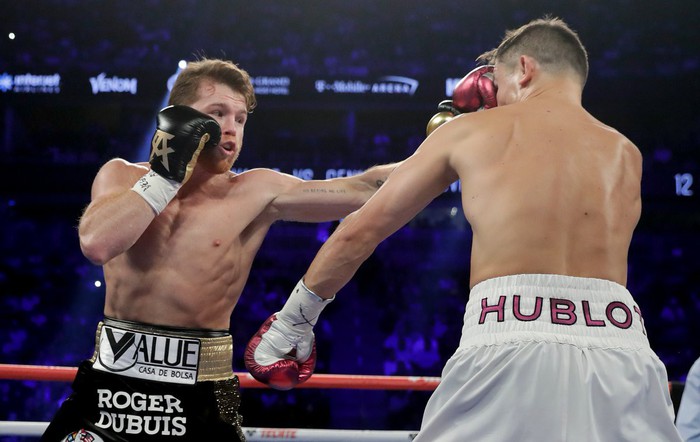 Canelo Alvarez đánh bại Gennady Golovkin trong trận tranh đai siêu kịch tính  - Ảnh 4.