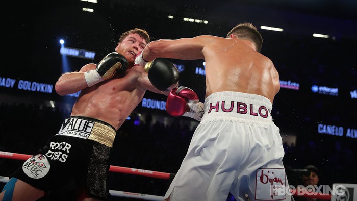 Canelo Alvarez đánh bại Gennady Golovkin trong trận tranh đai siêu kịch tính  - Ảnh 6.