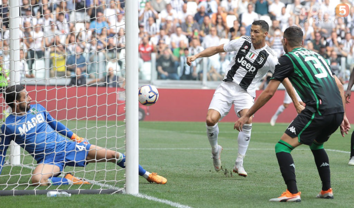 Ronaldo giải cơn khát bàn thắng ở Serie A, Juventus độc chiếm ngôi đầu bảng - Ảnh 2.