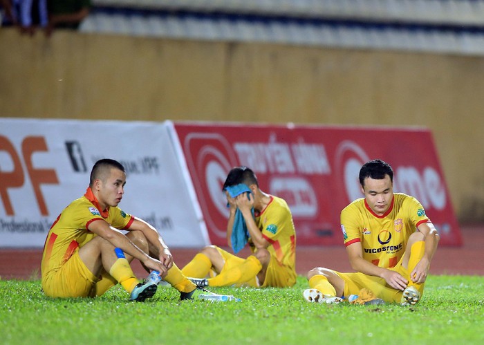 Vòng 24 V-League: Căng thẳng Top 3, khốc liệt đua trụ hạng - Ảnh 2.