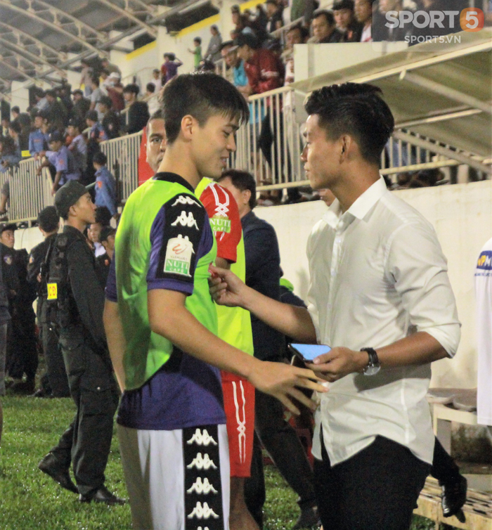 Xuân Trường, Văn Thanh bảnh bao đến động viên đồng đội HAGL sau trận thua Hà Nội - Ảnh 7.