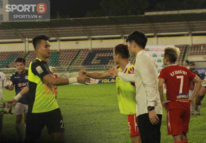 Xuân Trường, Văn Thanh bảnh bao đến động viên đồng đội HAGL sau trận thua Hà Nội - Ảnh 2.