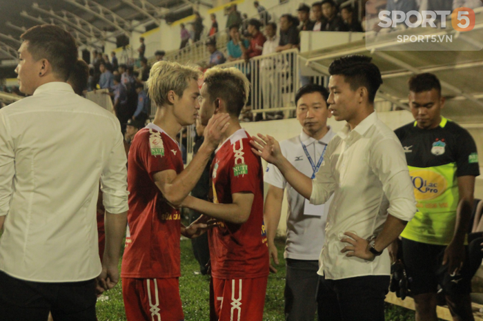 Xuân Trường, Văn Thanh bảnh bao đến động viên đồng đội HAGL sau trận thua Hà Nội - Ảnh 3.