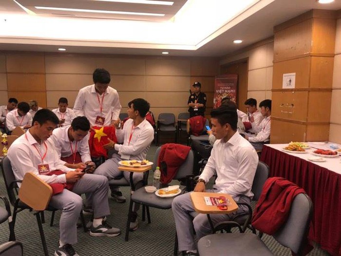 Đội tuyển Olympic Việt Nam đặt chân về nước sau ASIAD 2018 - Ảnh 5.