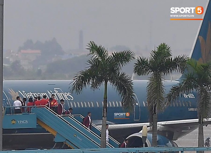 Đội tuyển Olympic Việt Nam đặt chân về nước sau ASIAD 2018 - Ảnh 2.