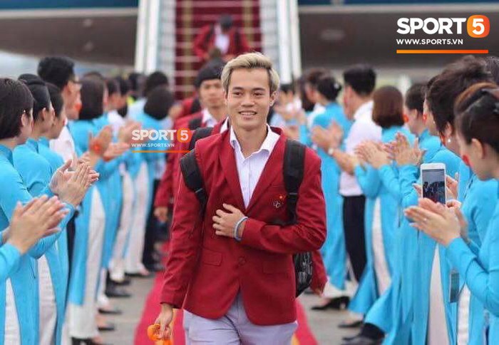 Olympic Việt Nam và đoàn thể thao Việt Nam về nước: Những người hùng trở về trong vòng tay chào đón của cổ động viên - Ảnh 15.