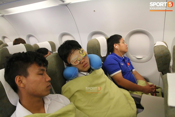 Tuyển thủ Olympic Việt Nam ngủ ngon trên chuyên cơ về nước - Ảnh 7.